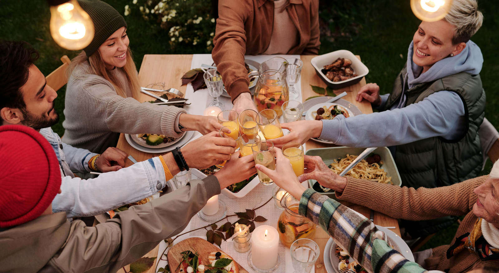 A family reunited in a Thanksgiving dinner